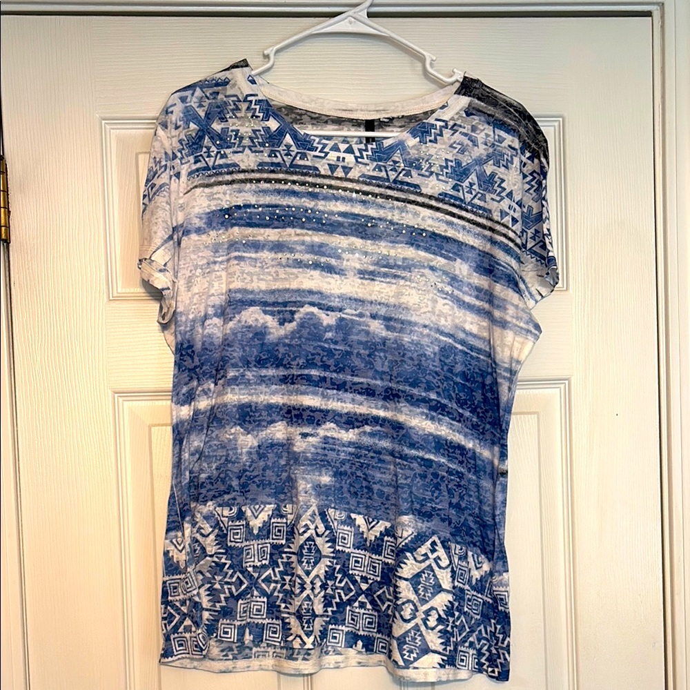 New Directions Women’s T-shirt Size XL Blue & White Aztec print rhinestone neck